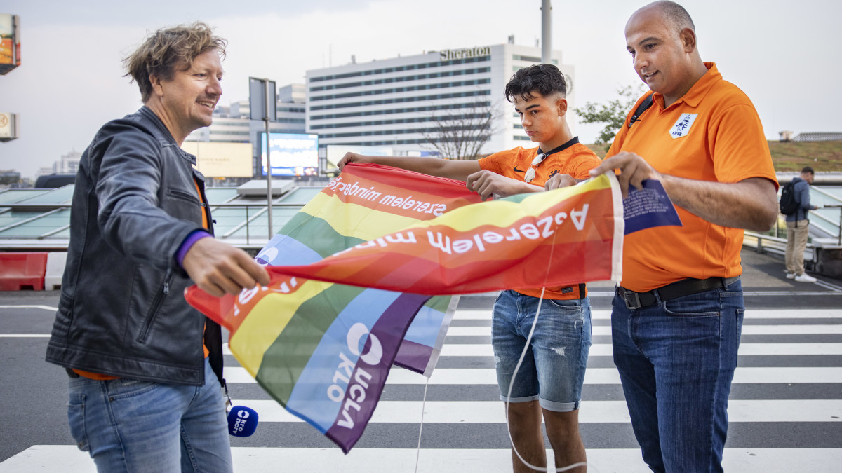 Schiphol Oranjefans regenboogvlag