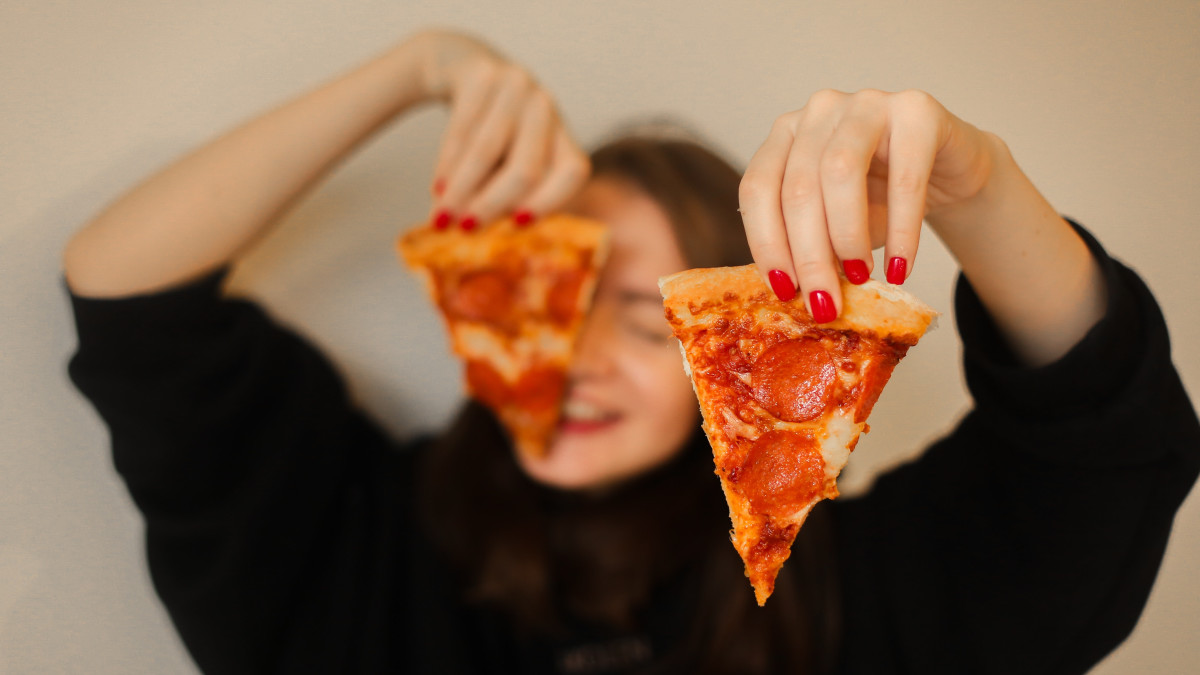 Pexels: vrouw met pizzapunten