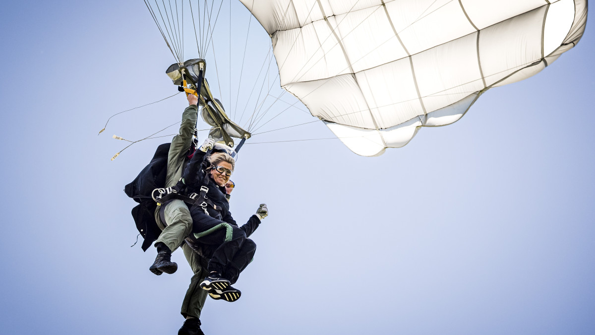 Koningin Máxima maakt parachutesprong (2)
