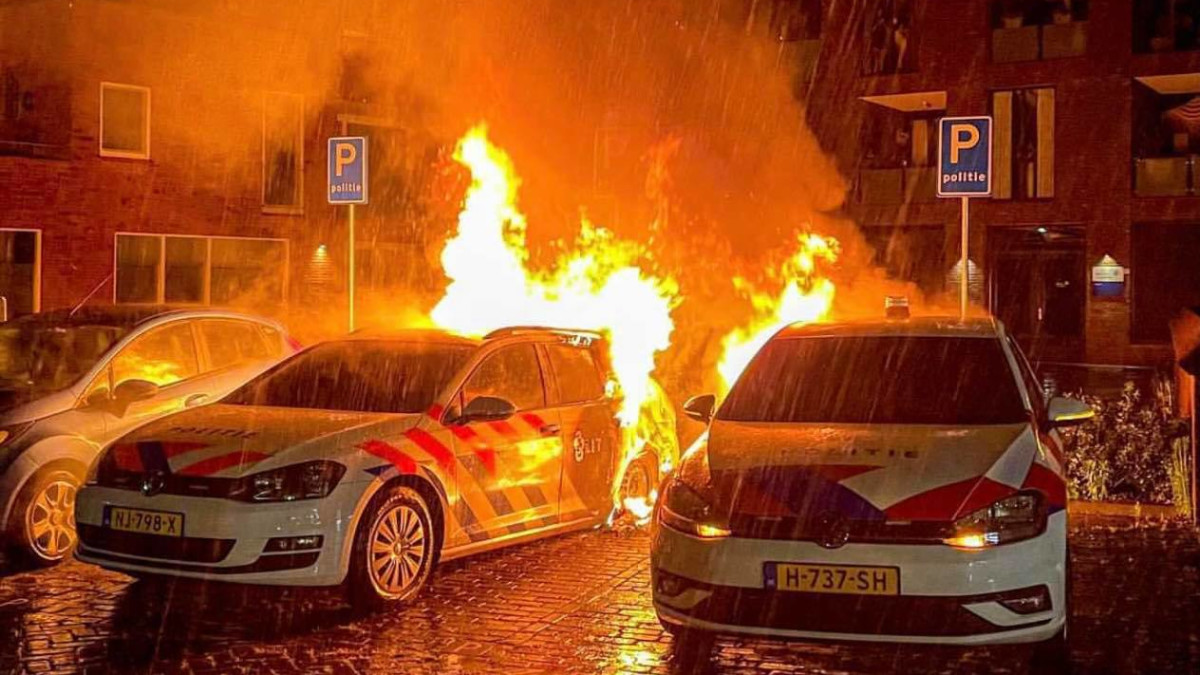 Politieauto's in vlammen op in Gemert: 'In wat voor wereld leven we?'