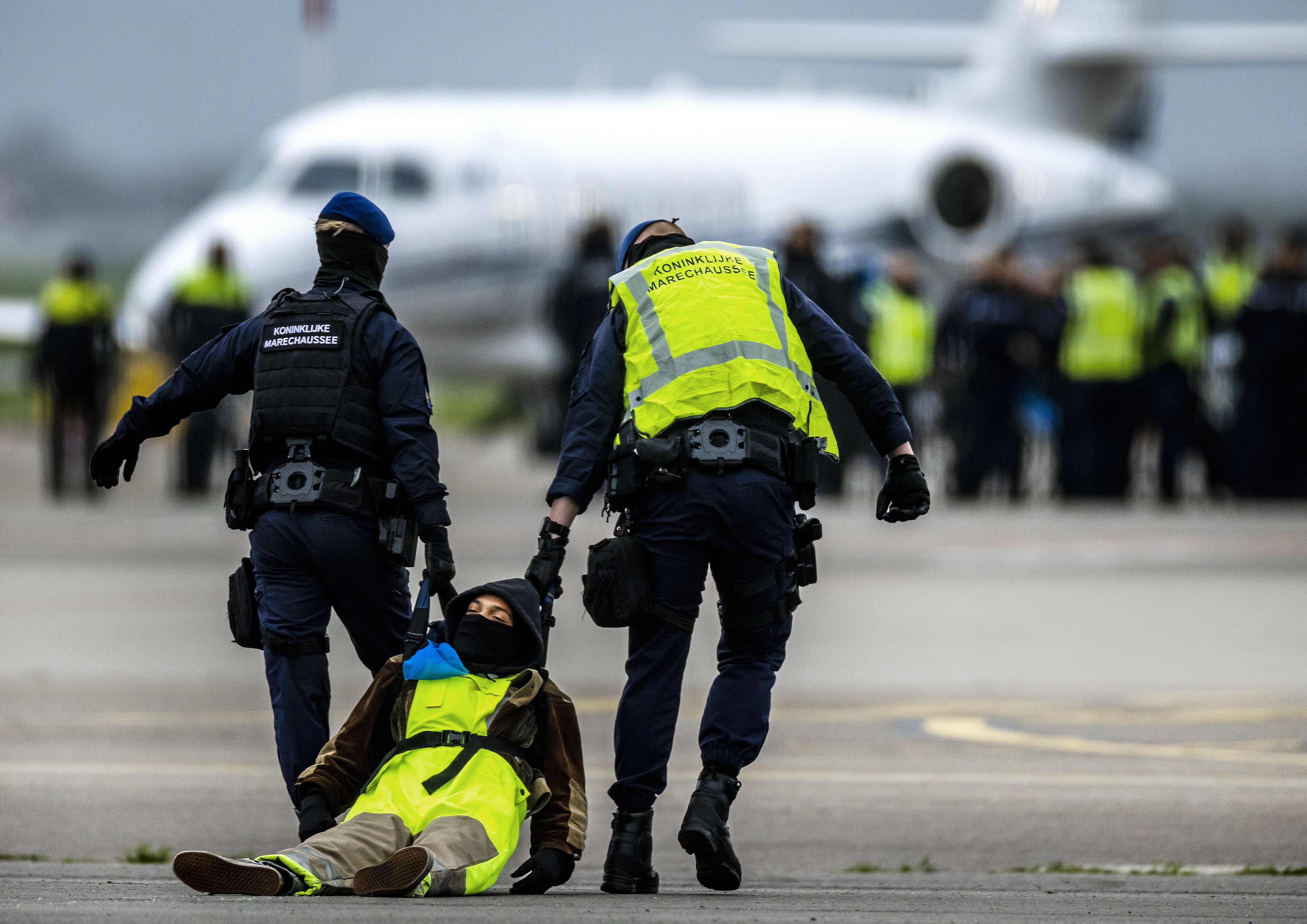 Schiphol En Defensie Komen Met Onderzoeken Na Inbraak Klimaatactivisten ...