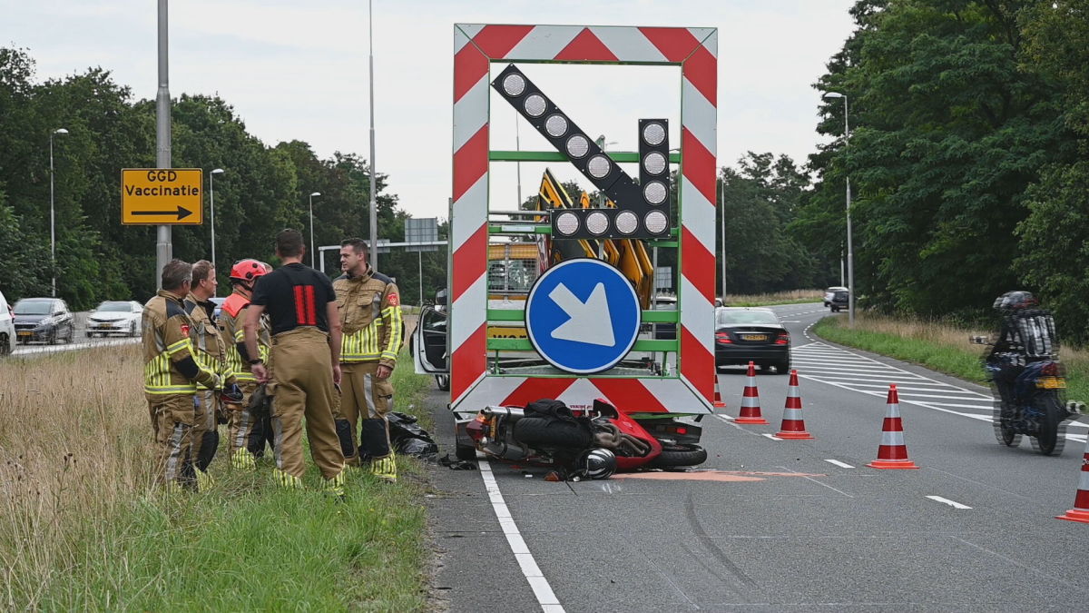 Motorrijder zwaargewond nadat hij in Tilburg tegen pijlwagen knalt