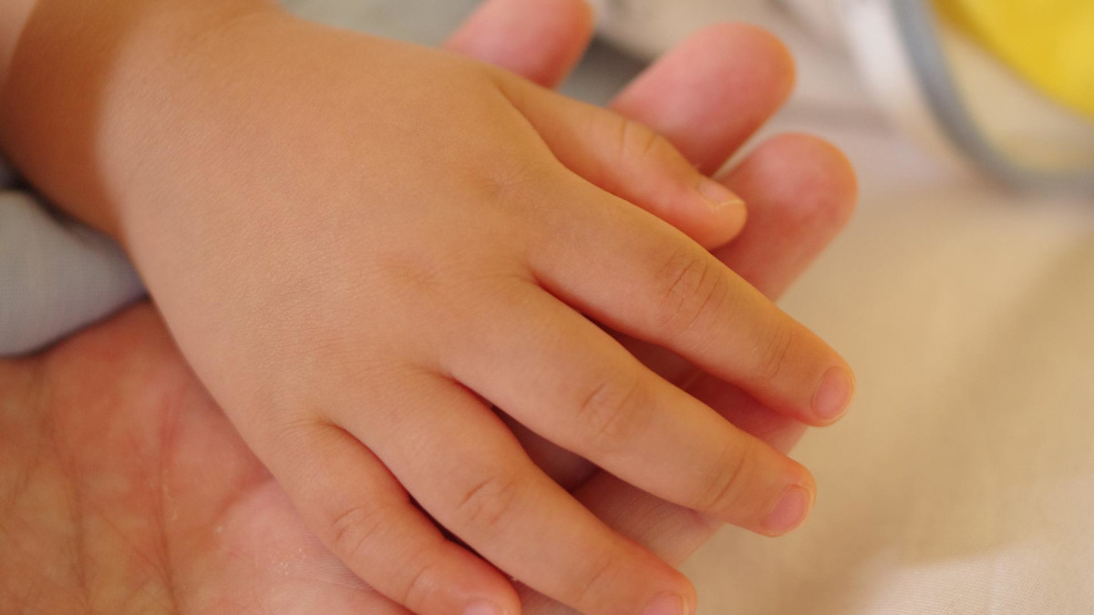 Kind hand ouder rouwen dood euthanasie ziek ziekenhuis