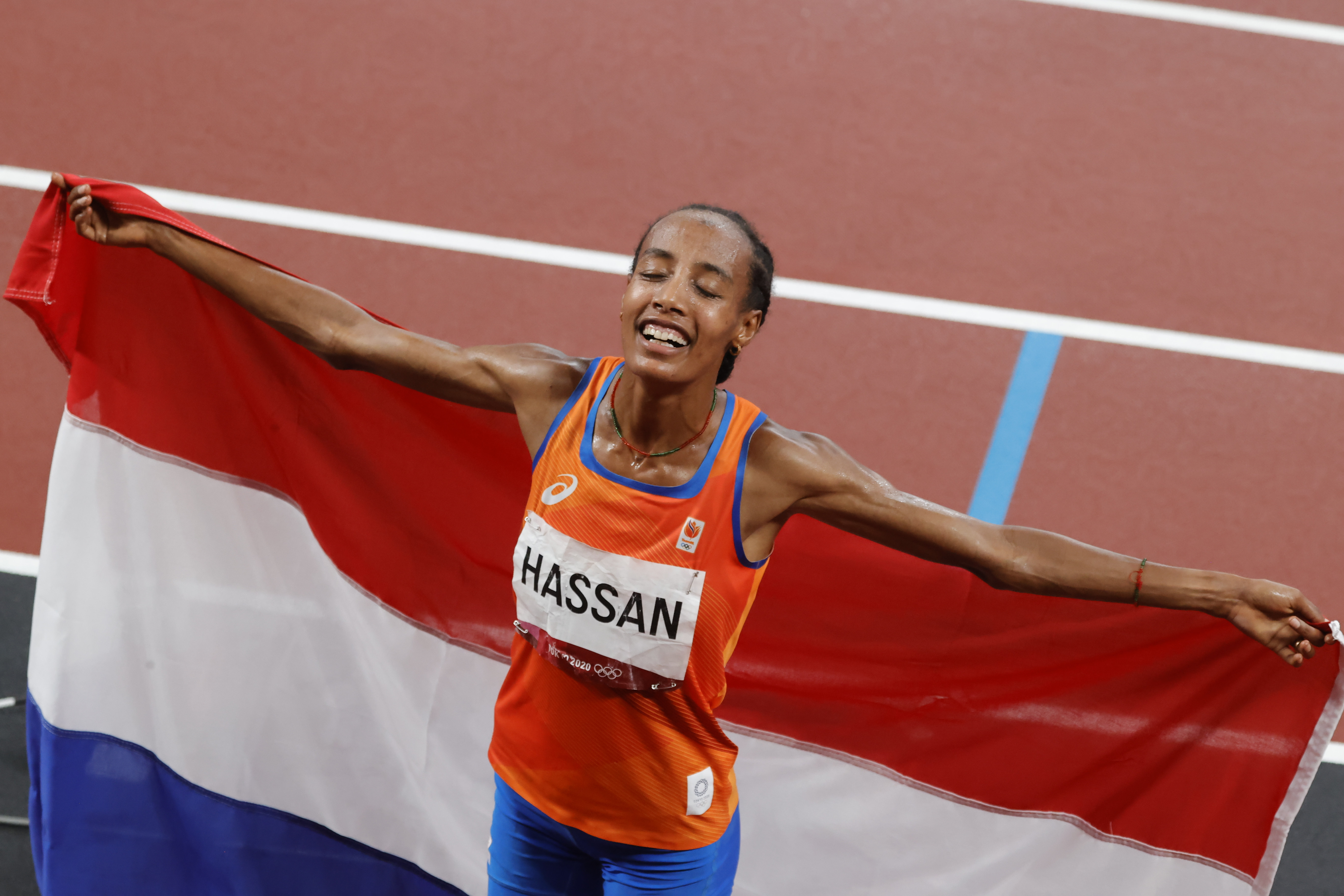 Sifan Hassan Draagt Vlag Bij Sluitingsceremonie Olympische Spelen ...