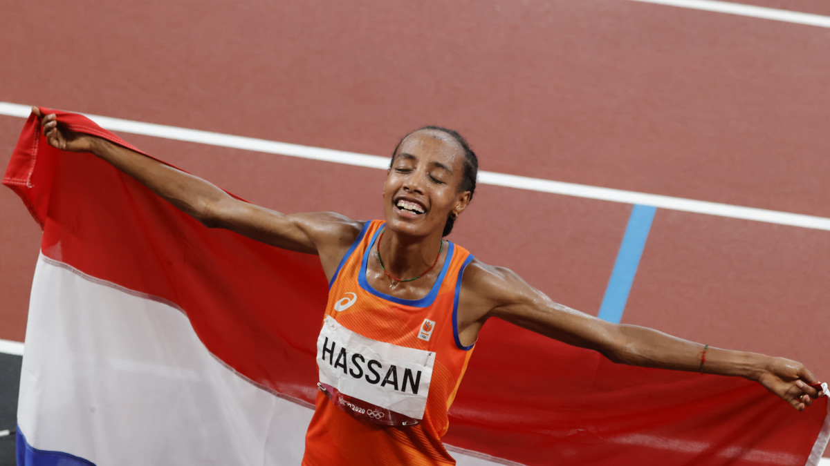 Sifan Hassan draagt vlag bij sluitingsceremonie Olympische Spelen