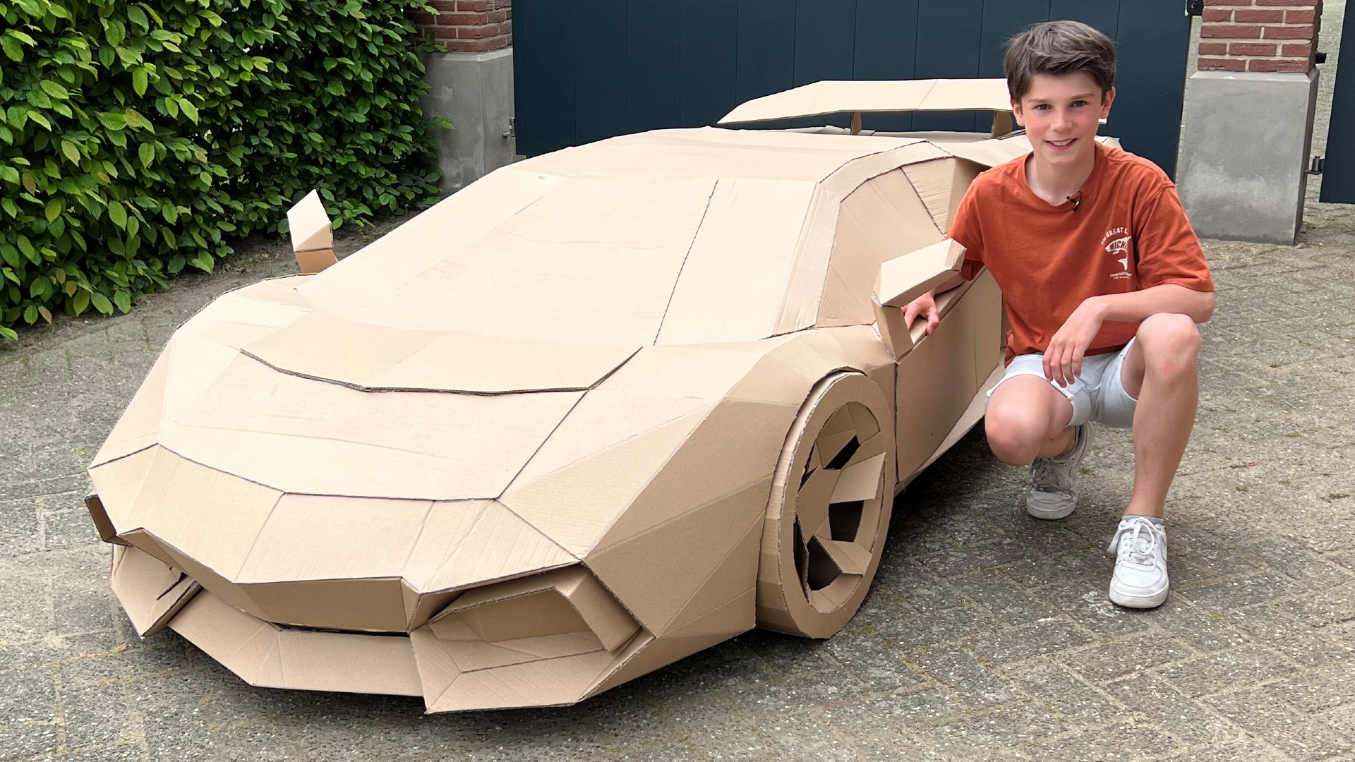 Rose kleur Lol Slechthorend Olivier (12) verkoopt zijn kartonnen Lamborghini aan voormalig Formule  1-coureur | Hart van Nederland
