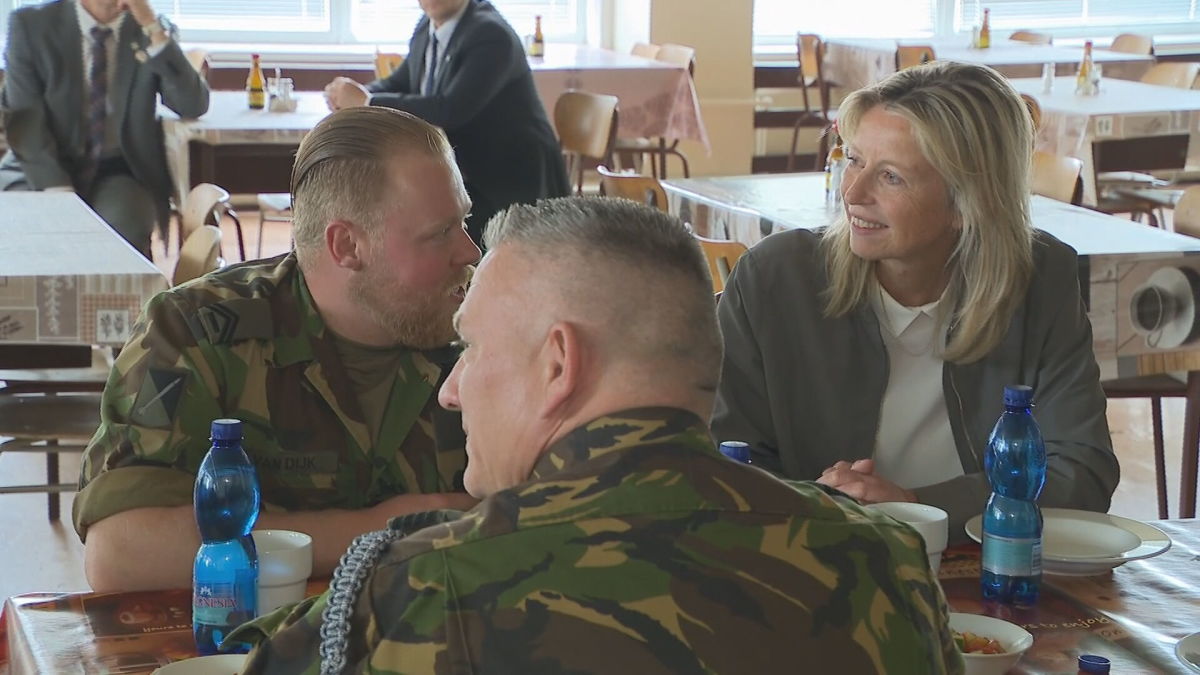 Defensieminister onder de indruk van bereidwilligheid Nederlandse militairen Slowakije  
