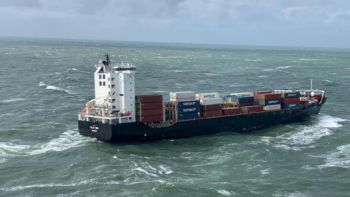 Het schip Baltic Tern heeft op ongeveer 27,5 kilometer ten noorden van Ameland vijf containers verloren. 