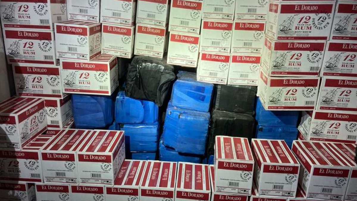 OM Douane vindt honderden kilo's cocaïne in lading rum in zeecontainer