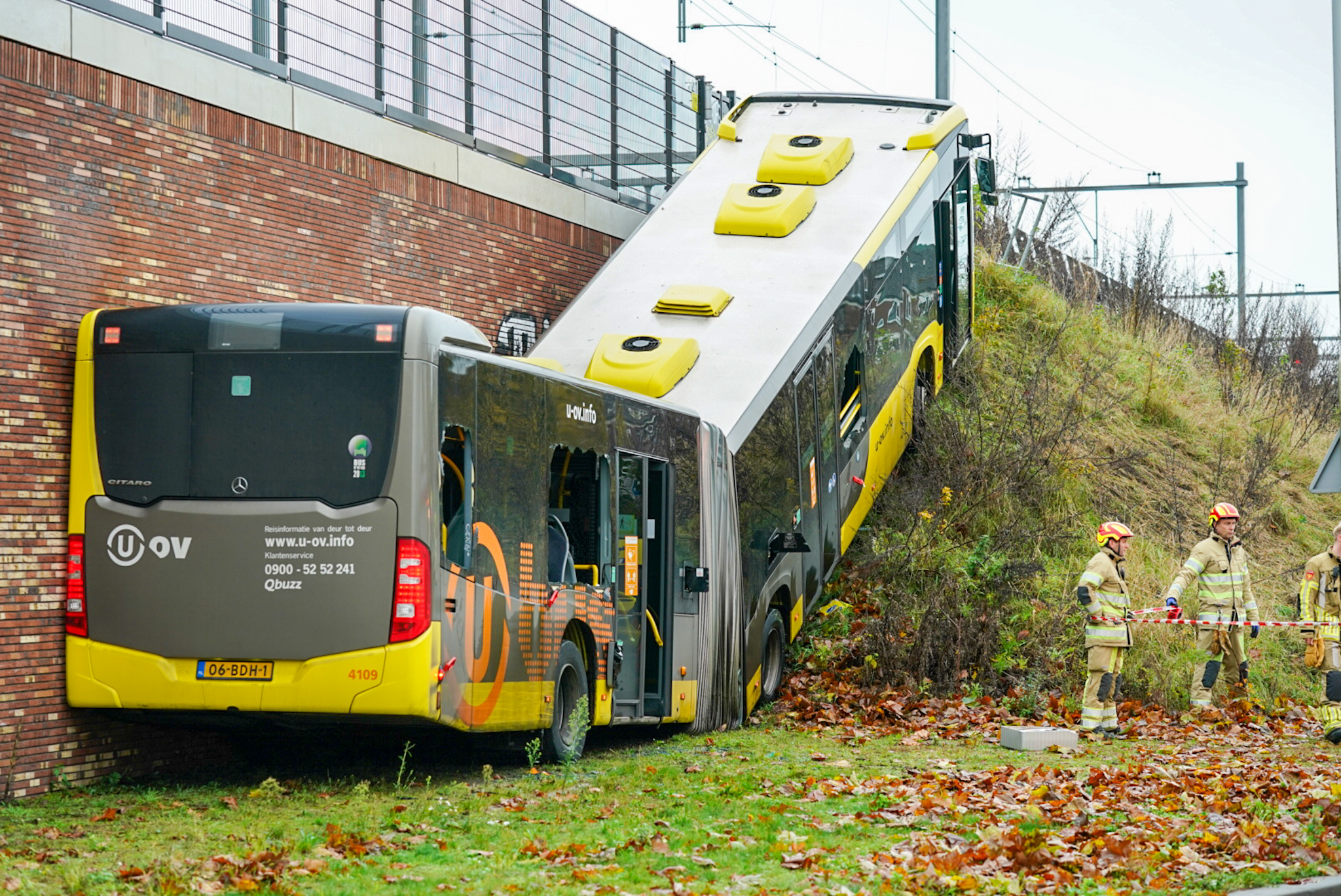 Utrechtse Stadsbus Met Passagiers Vliegt Uit De Bocht: Vier Gewonden ...