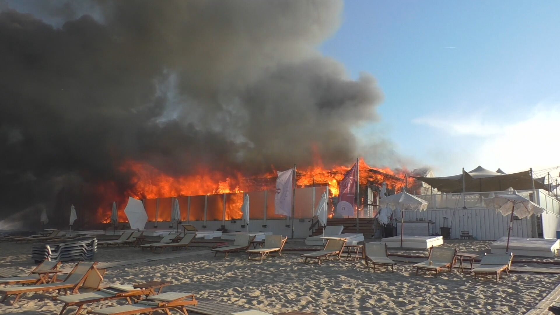 zuur hoofdstad Rubriek Strandtent brandt af in Rockanje, nablussen gaat nog uren duren | Hart van  Nederland
