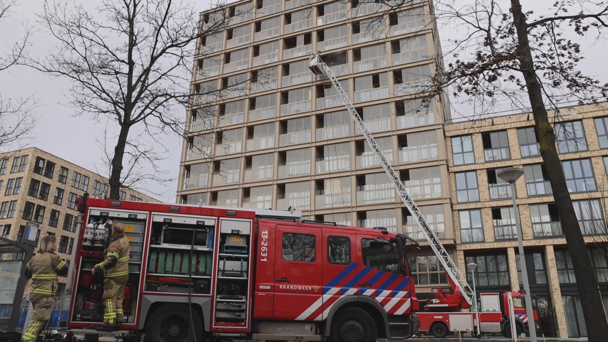 Brand in flatgebouw Amsterdam geblust, drie gewonden 