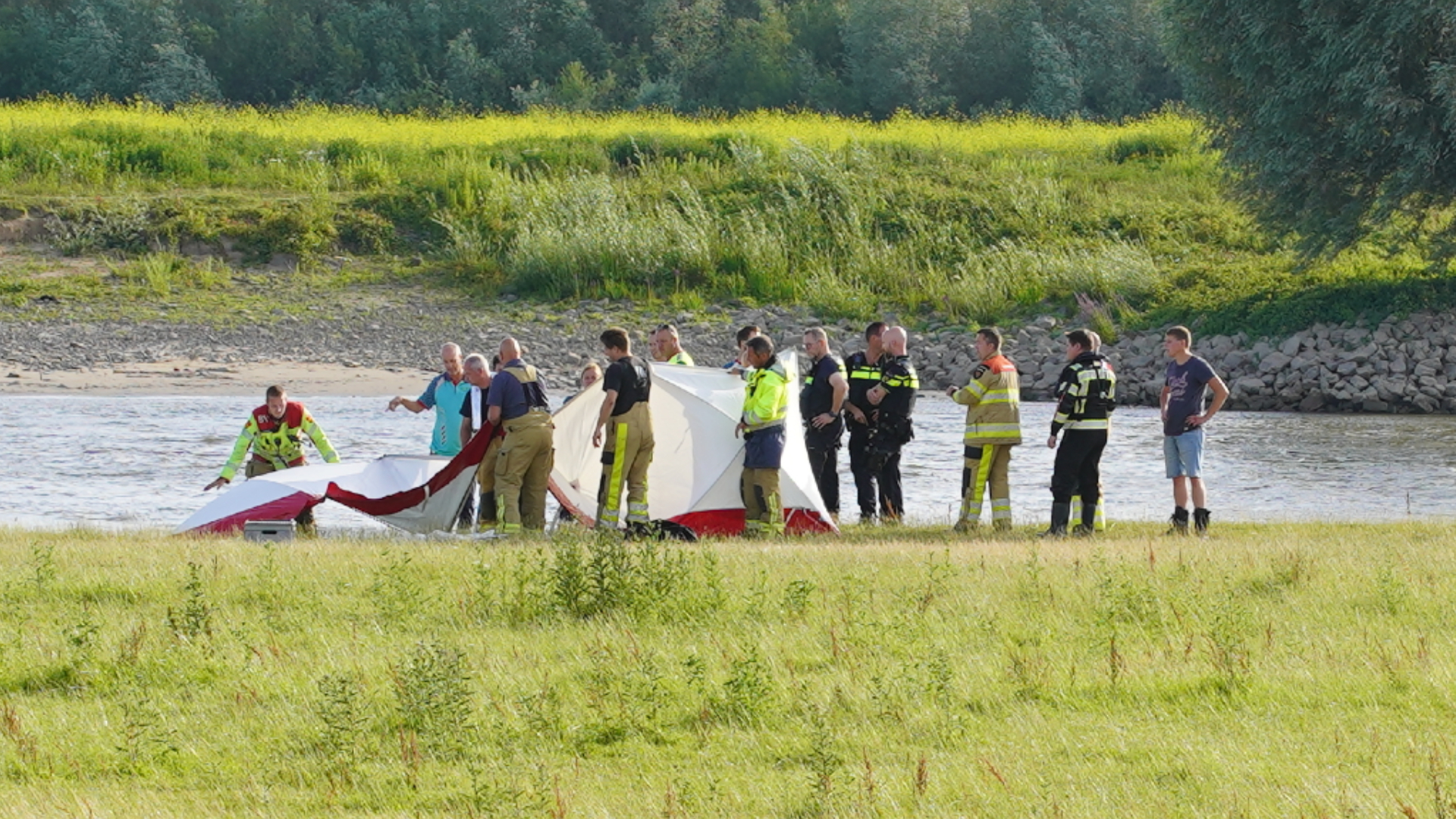 Lichaam Gevonden Bij Zoekactie Naar Drenkeling In IJssel Bij Deventer ...