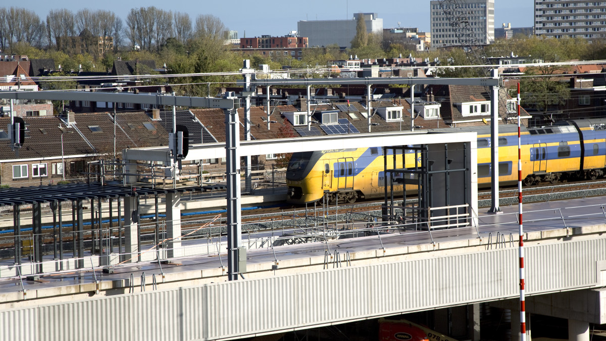 Forse inzet politie in trein bij Utrecht na melding van wapen. Station Vaartsche Rijn.