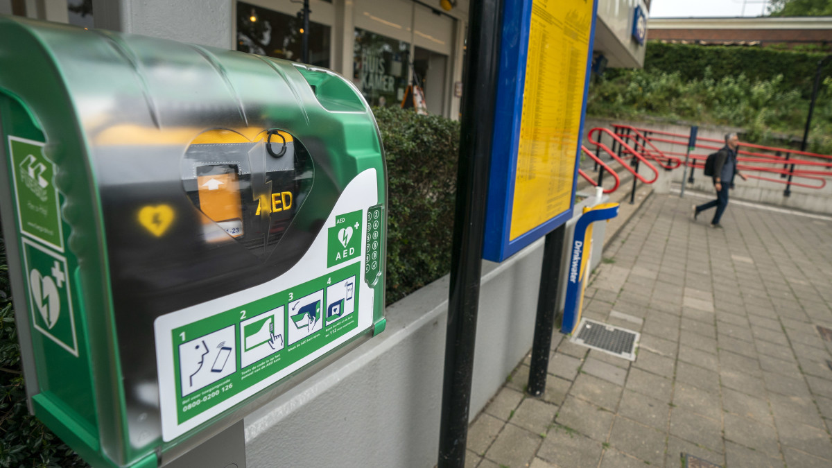 Alle treinstations in Nederland krijgen defibrillators