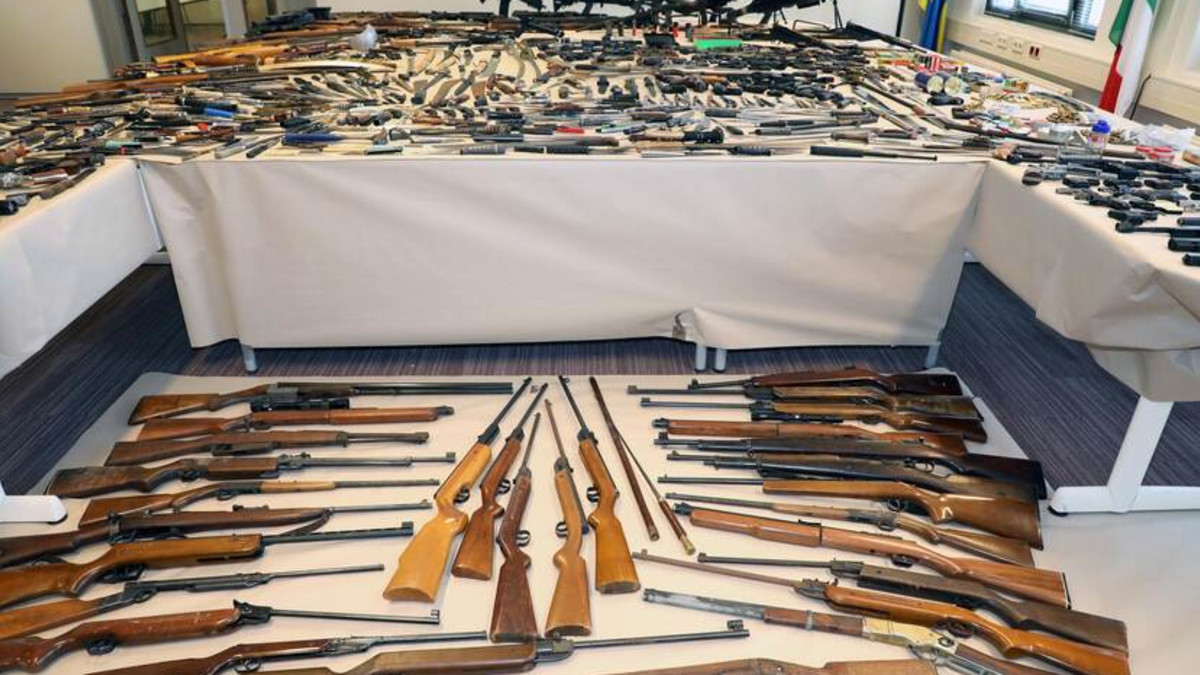 Rijksoverheid Inleveractie levert 3300 messen, pistolen en andere wapens op