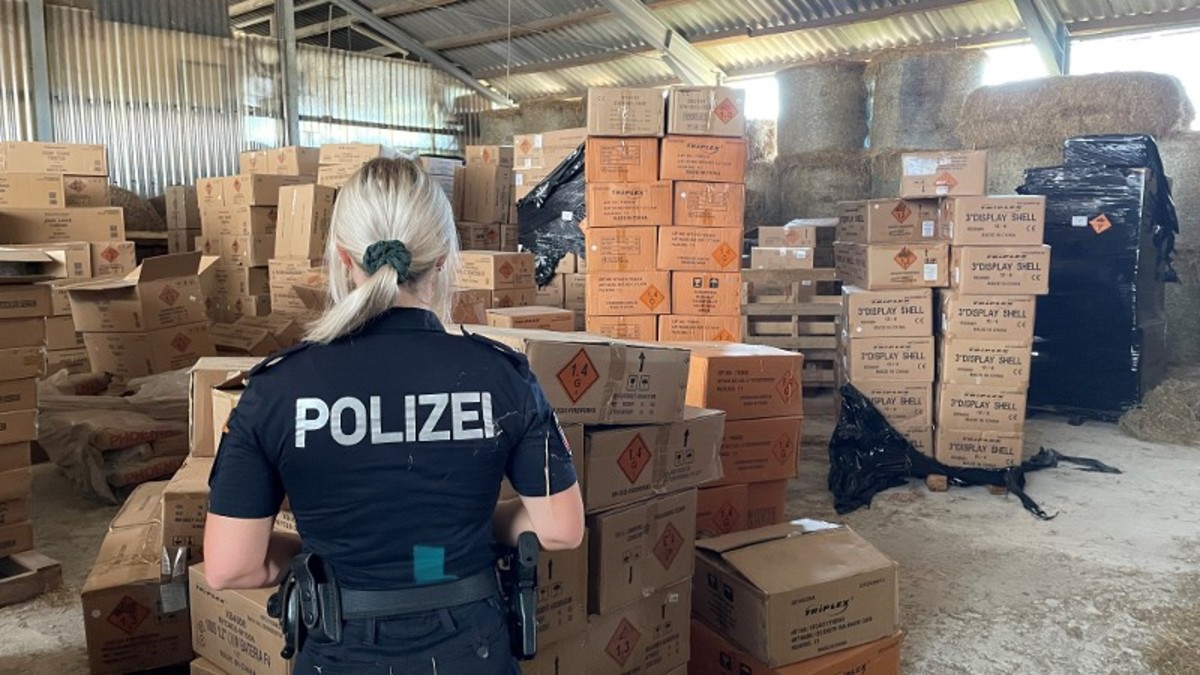 Politie onderschept 350.000 kilo zwaar illegaal vuurwerk bestemd voor Nederlandse markt