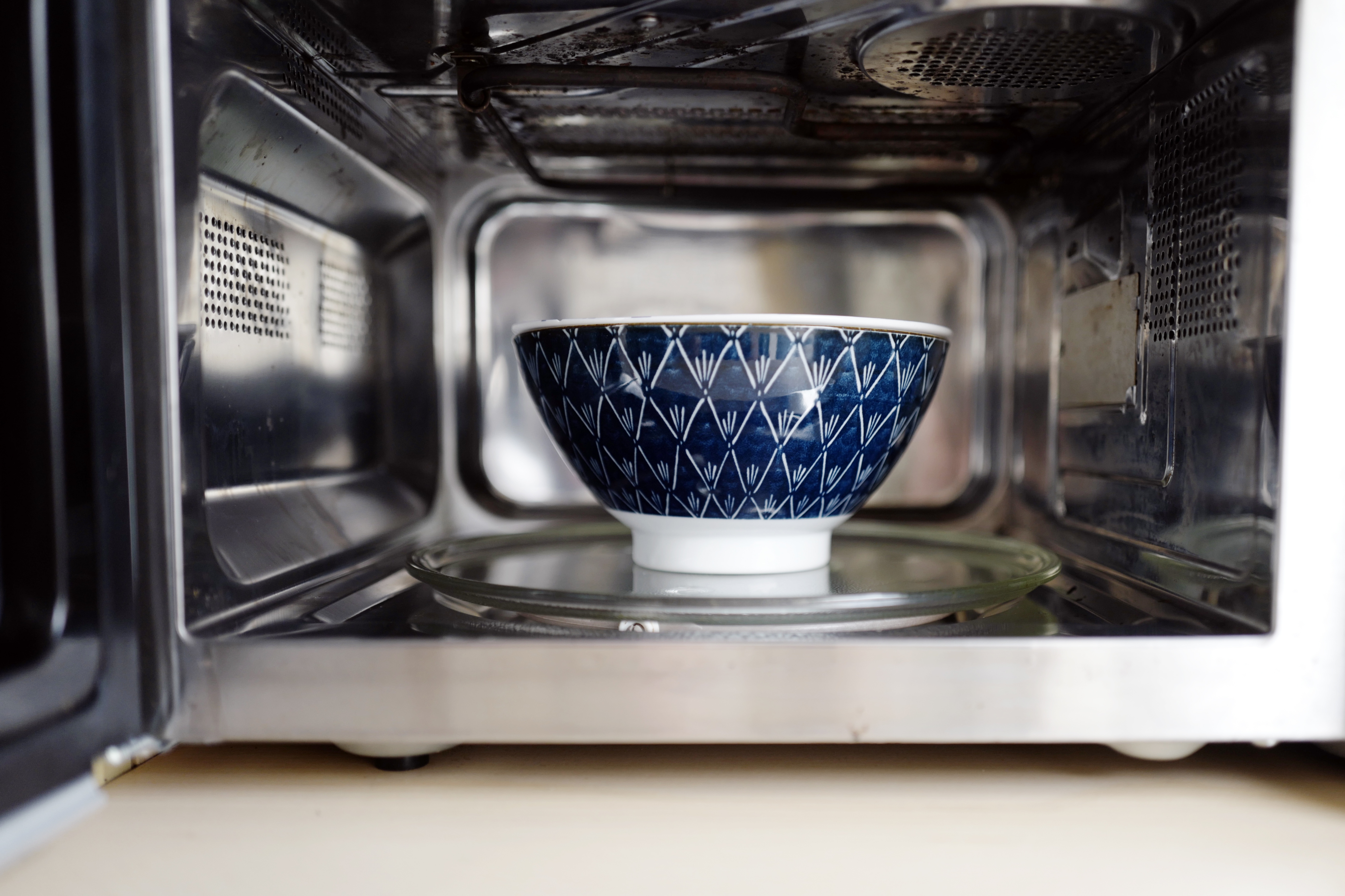 電子レンジを掃除しないとこうなる：細菌が病気を引き起こす可能性がある