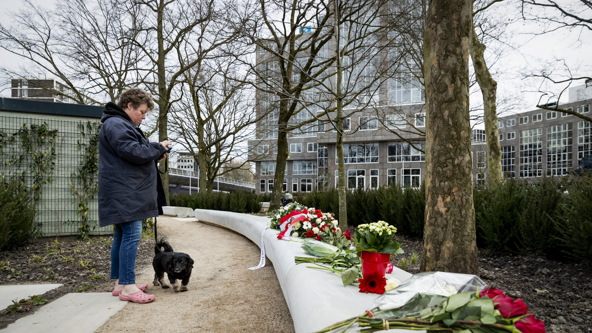 Utrecht herdenkt slachtoffers tramaanslag op ingetogen wijze.