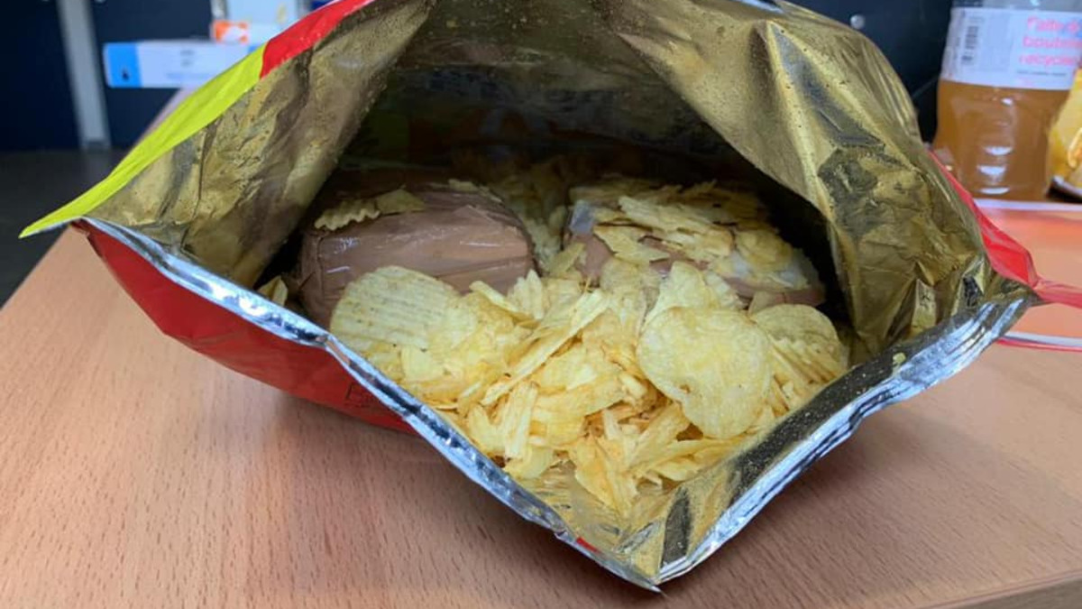 Man gepakt met tienduizenden euro's verstopt in zak chips