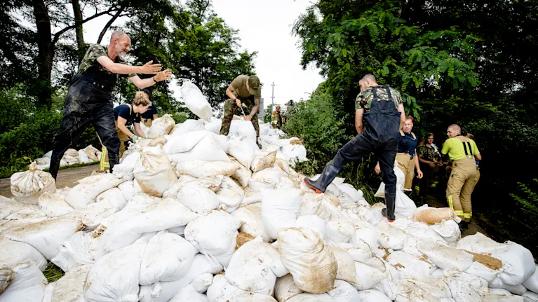 pic Dijkdoorbraak Meerssen https www hartvannederland nl nieuws misdaad 112 bewoners meerssen mogen weer naar huis na dijkdoorbraak