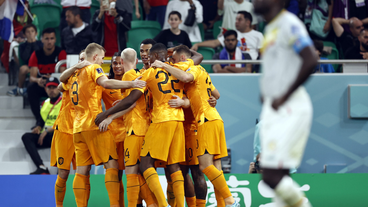 Oranje begint WK met zege op Senegal door twee late treffers