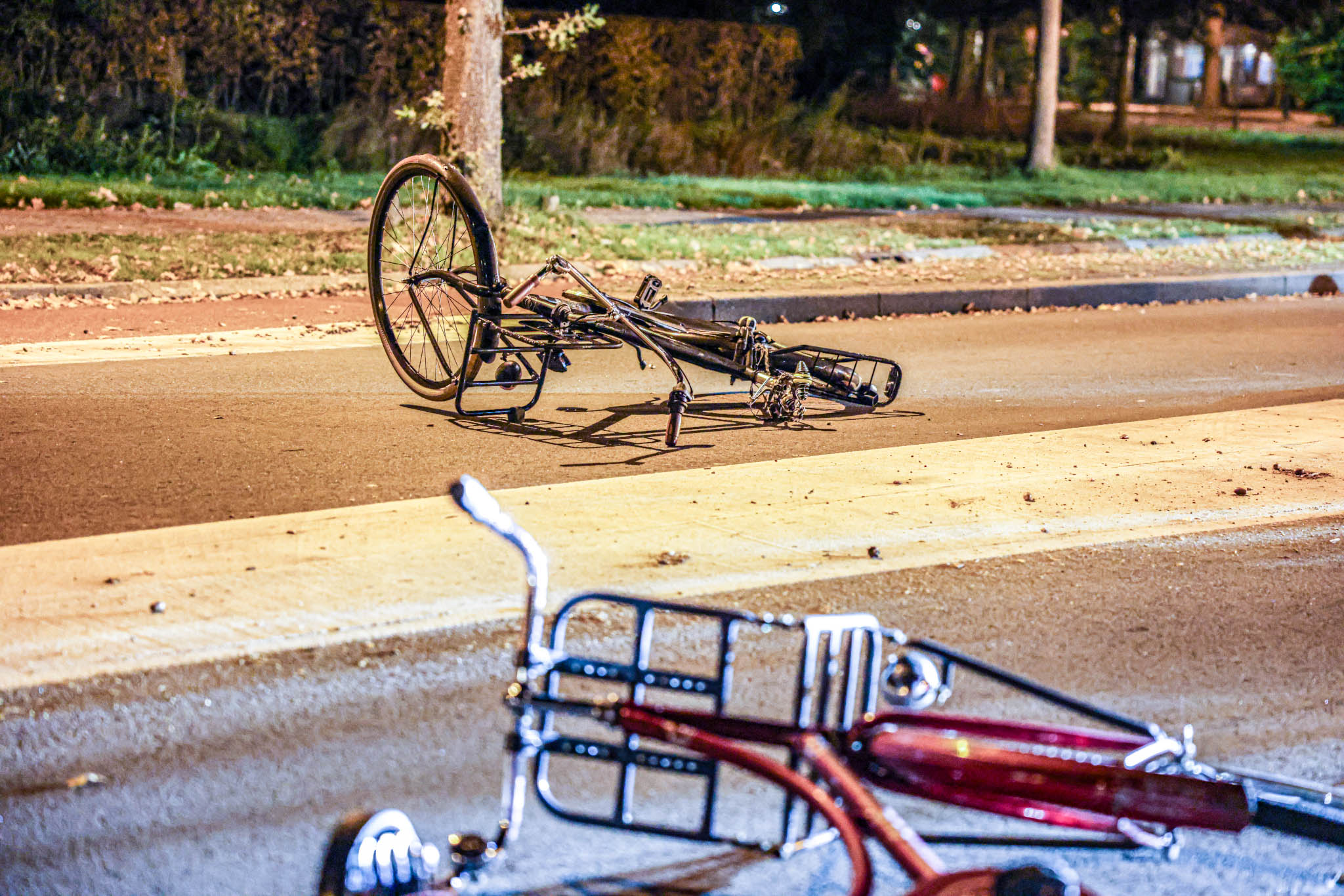 Hai người đi xe đạp tông nhau ở Amersfoort, tài xế bỏ chạy | Hart van Nederland