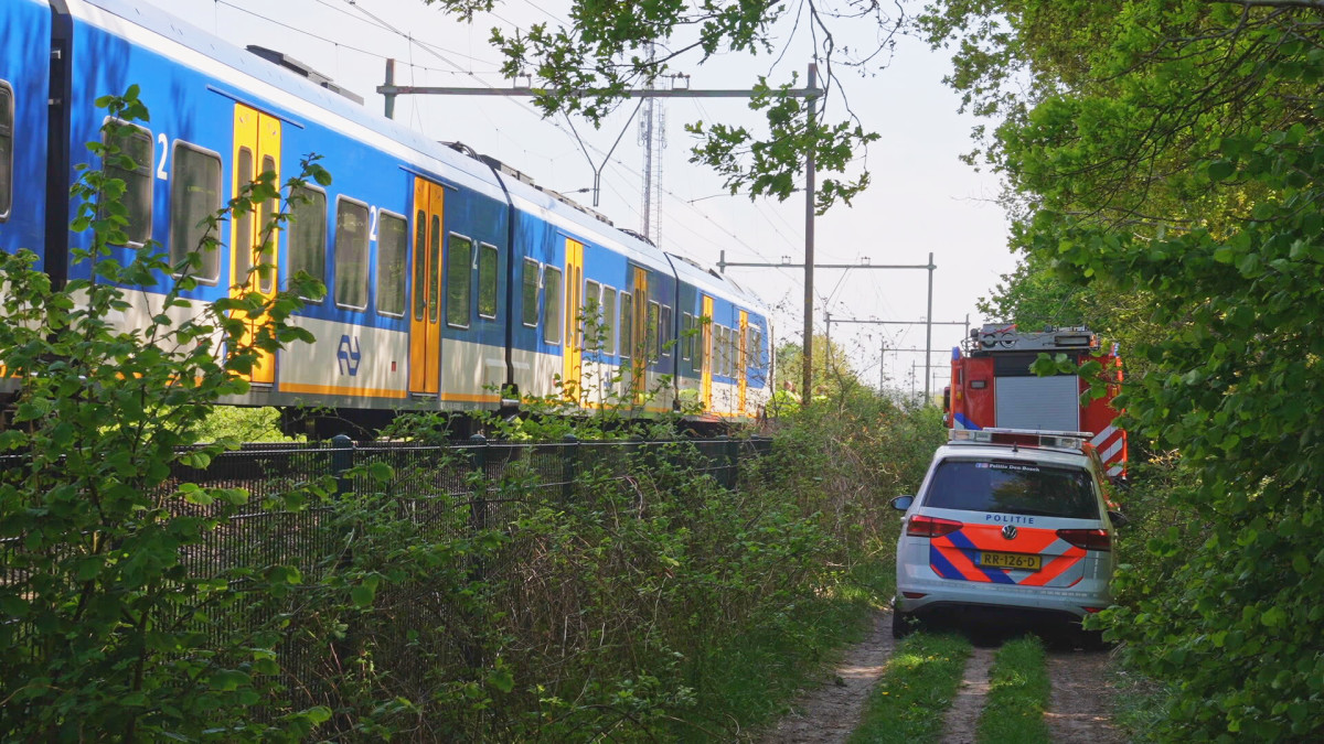 Auto geschept door trein bij Rosmalen, geen treinverkeer tussen Den Bosch en Oss