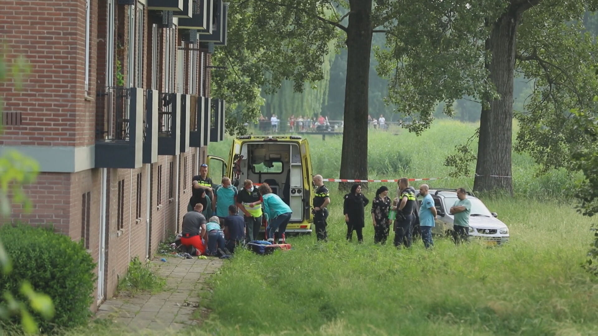 Inspecteur evenaar browser Jong kind ernstig gewond na val van drie hoog uit raam van flat in Arnhem |  Hart van Nederland