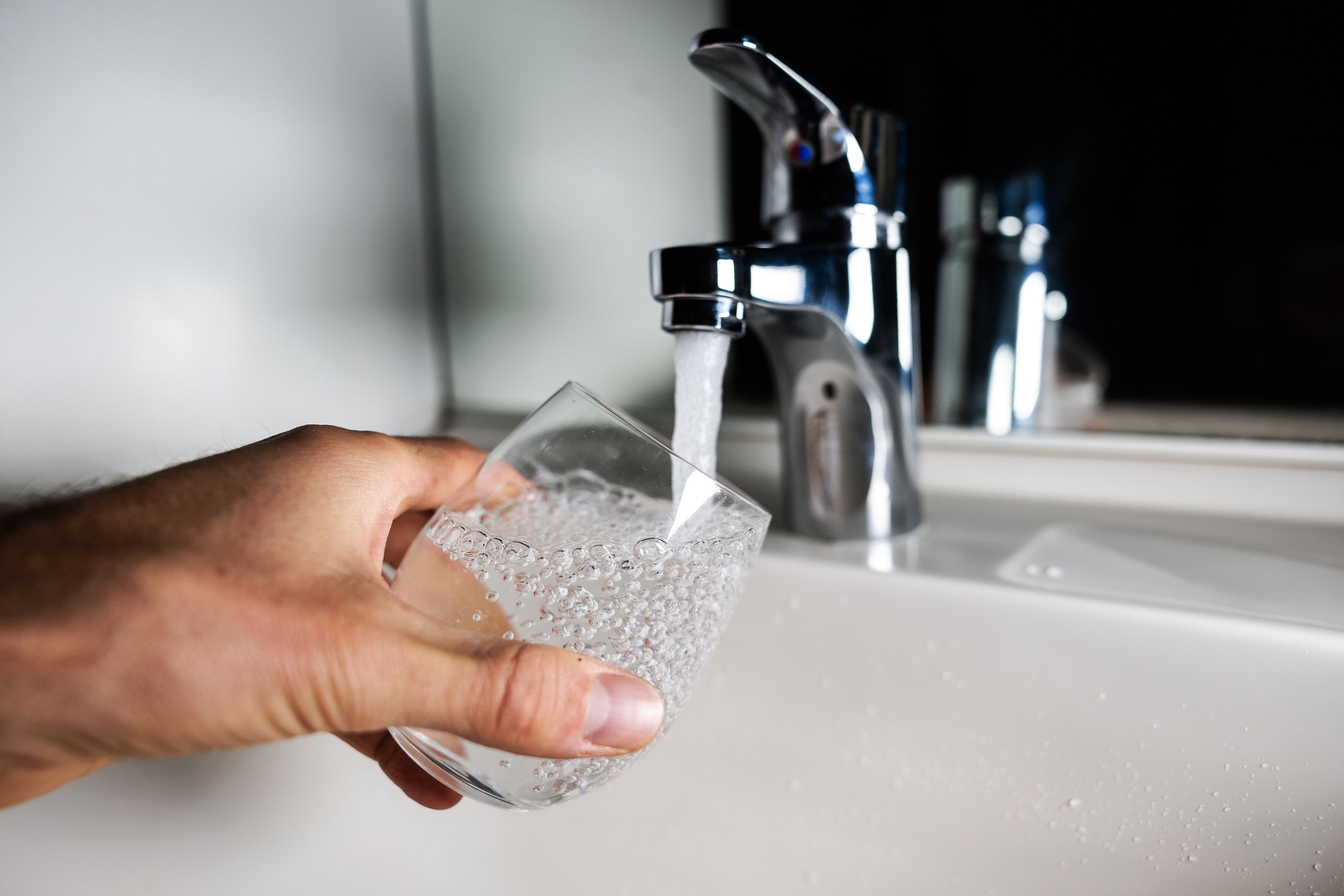 Wateroverlast Op Straat Door Gesprongen Leiding