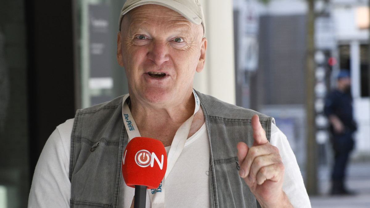 Arnold Karskens van Ongehoord Nederland met microfoon in de hand