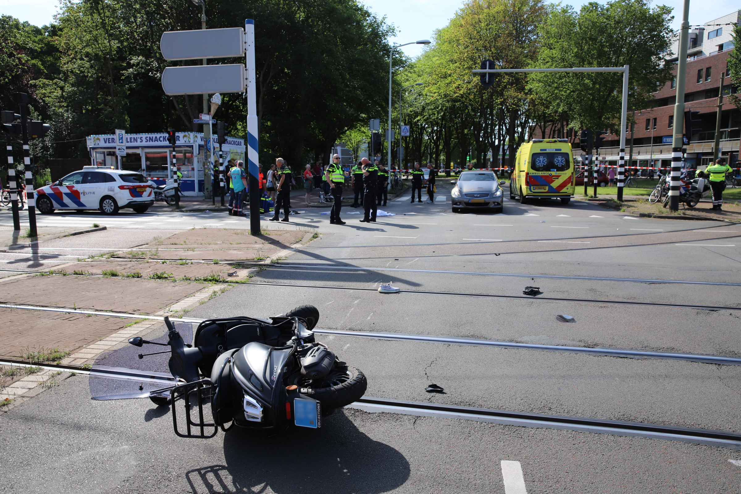 Tiener Overleden Nadat Ze Met Haar Scooter Op Auto Klapt In Den Haag ...