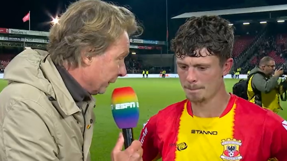 Bas Kuipers in tranen na voetbalwedstrijd want hersenbloeding vader Go Ahead Eagles Deventer
