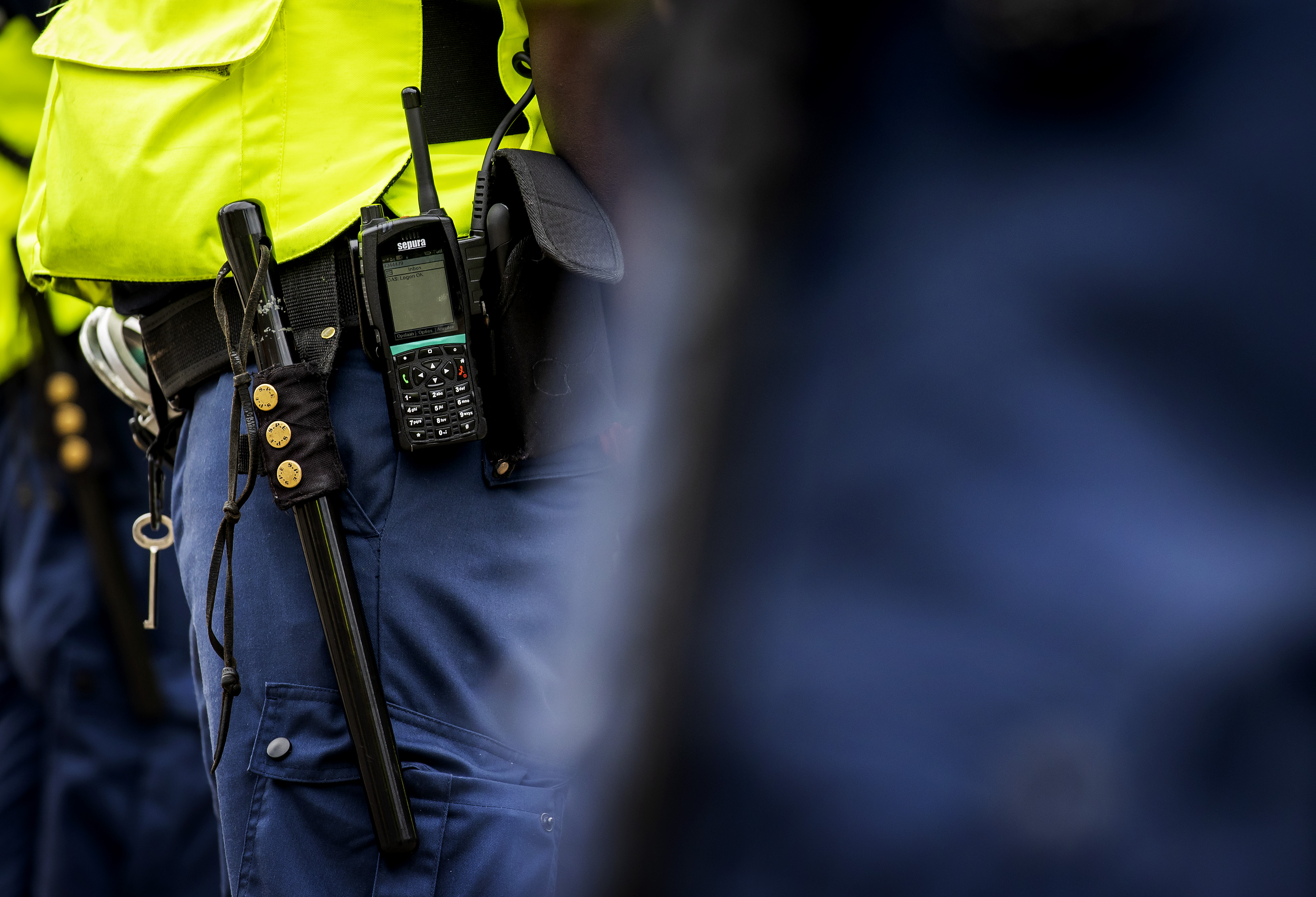 Politieagenten Verwijderen Asielzoekers Hardhandig Bij Station Emmen ...