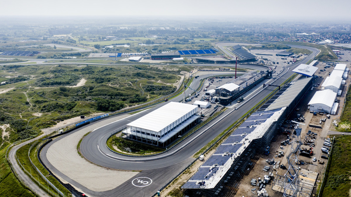 Een luchtfoto / dronefoto van het Formule 1-circuit van Zandvoort