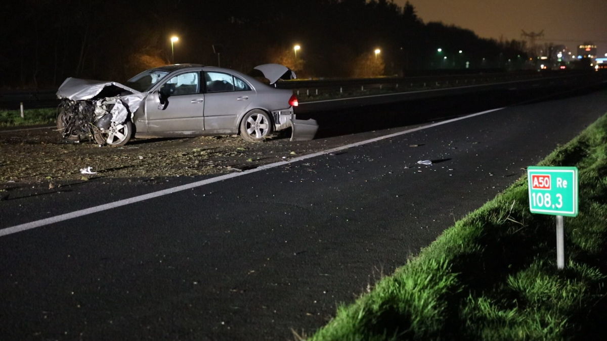 SQV Bizar dubbel ongeluk op A50: bestuurder steekt snelweg over na botsing en wordt geschept