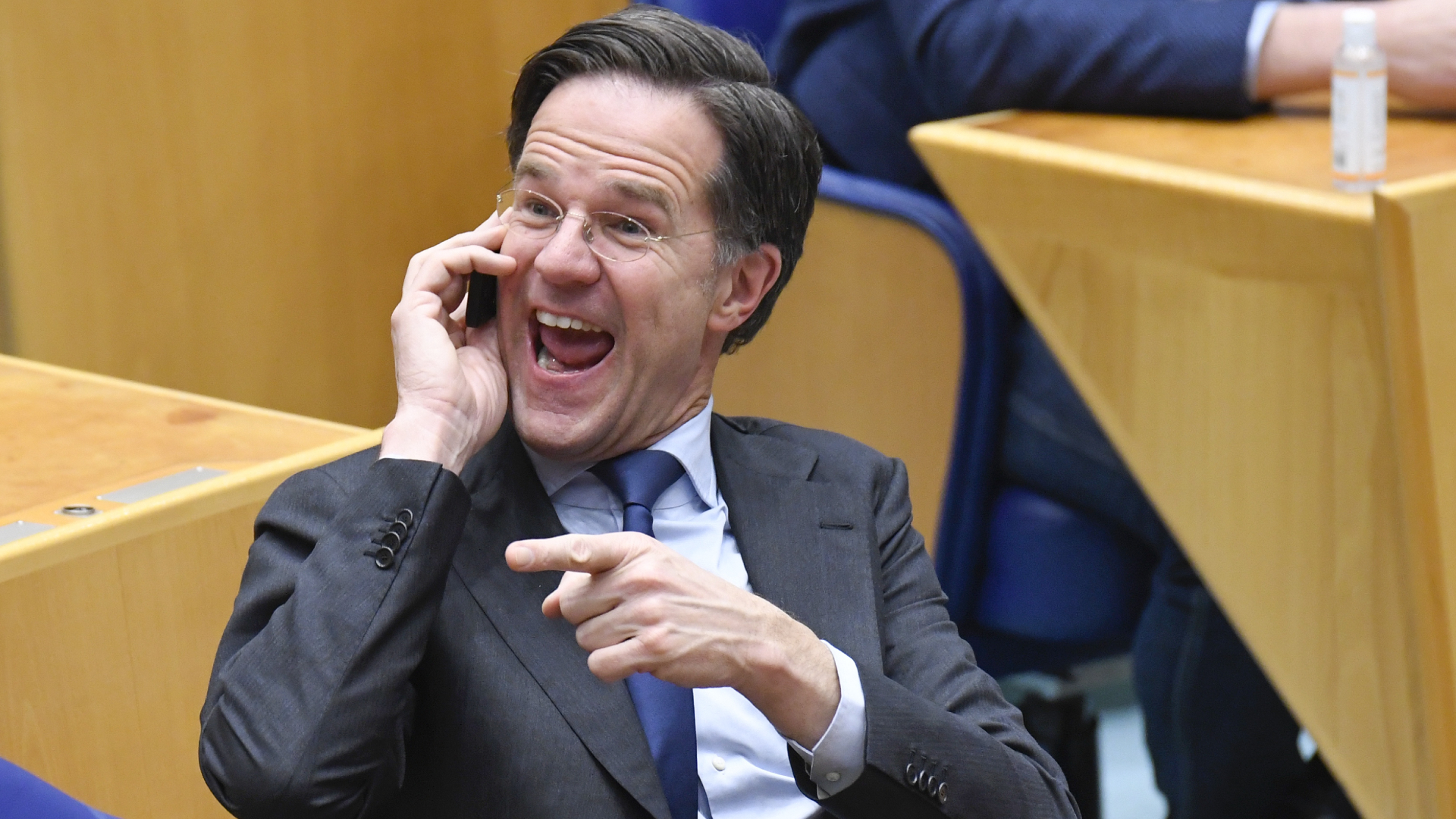 rutte_telefoon_tweede_kamer.jpg