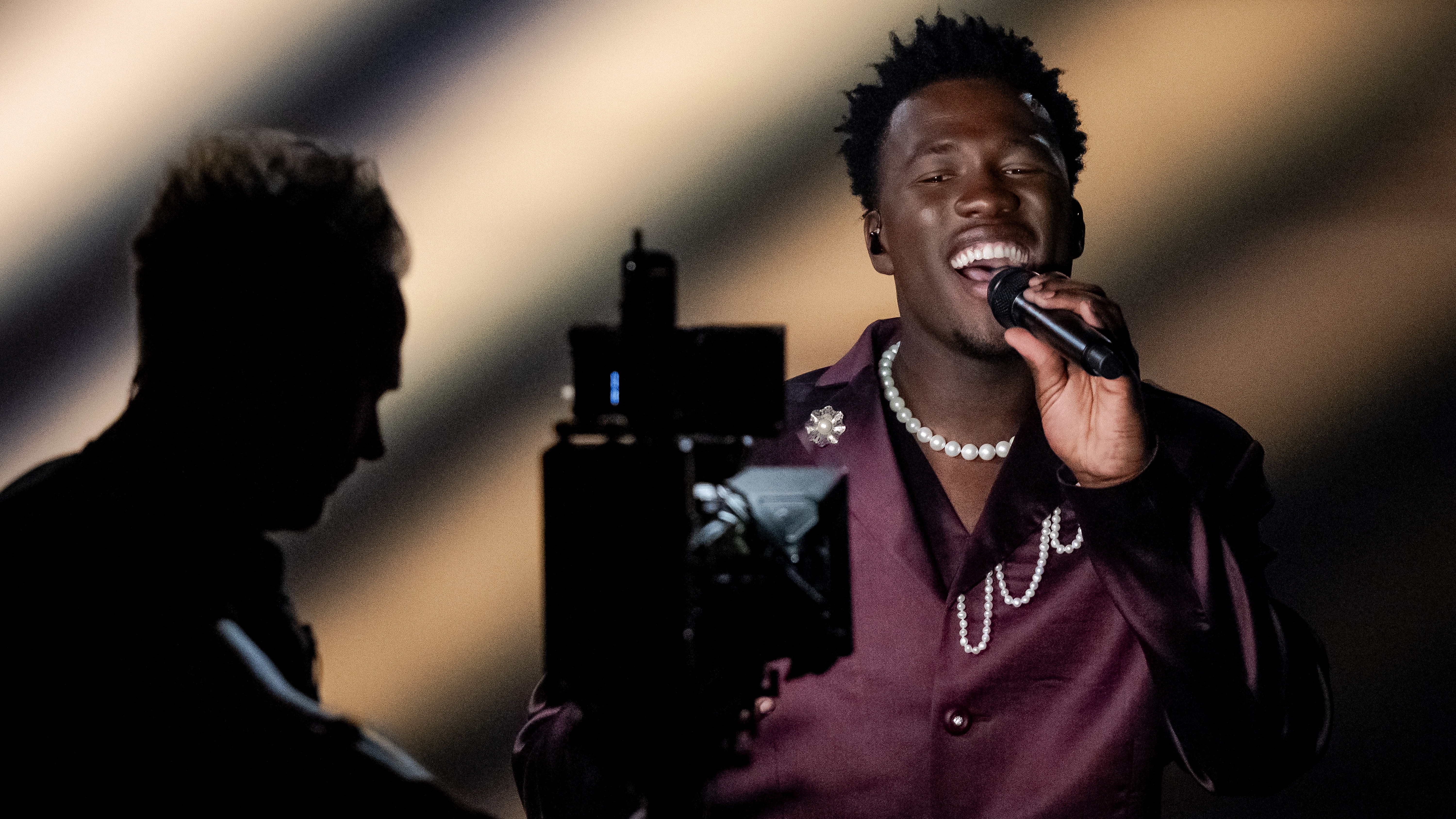 Vanavond begint het Songfestival: zo laat treedt Claude op en zo stem je |  Hart van Nederland
