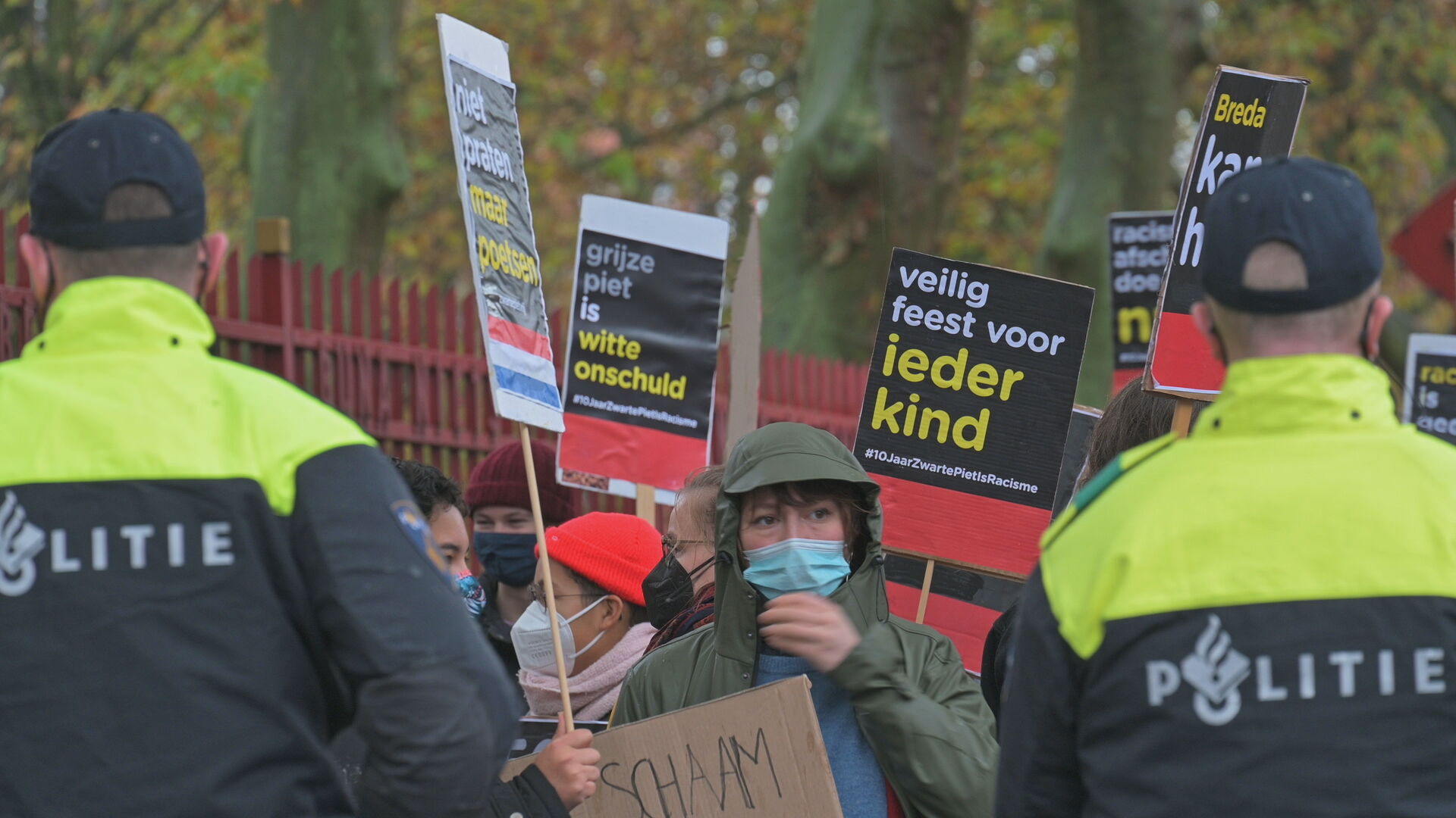 Meer Dan Tien Mensen Opgepakt Bij Kick Out Zwarte Piet-demonstratie In ...