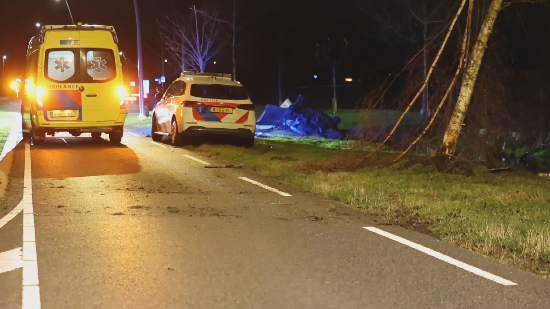 Auto Slaat Over De Kop En Belandt In Het Water, Vrouw (25) Overlijdt ...