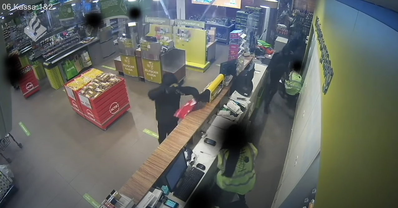 VIDEO: Supermarktmedewerkers Krijgen Vuurwapen Op Zich Gericht Tijdens ...