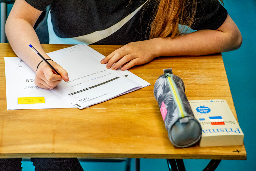 Fraude rondom kijk en luistertoetsen eindexamenleerlingen verkopen antwoorden via TikTok