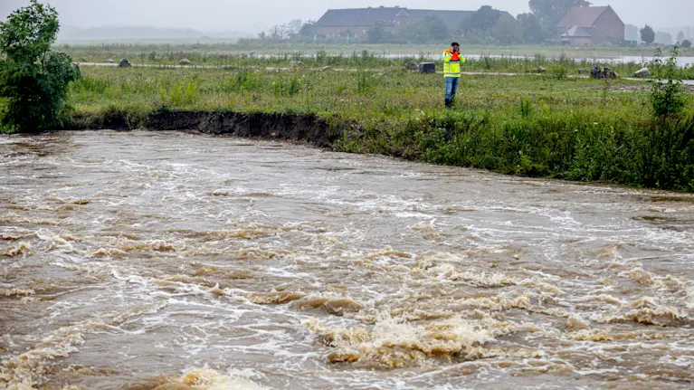 pics Dijkdoorbraak Meerssen https www hartvannederland nl nieuws misdaad 112 dijk doorgebroken bij meerssen geen tijd voor evacuatie