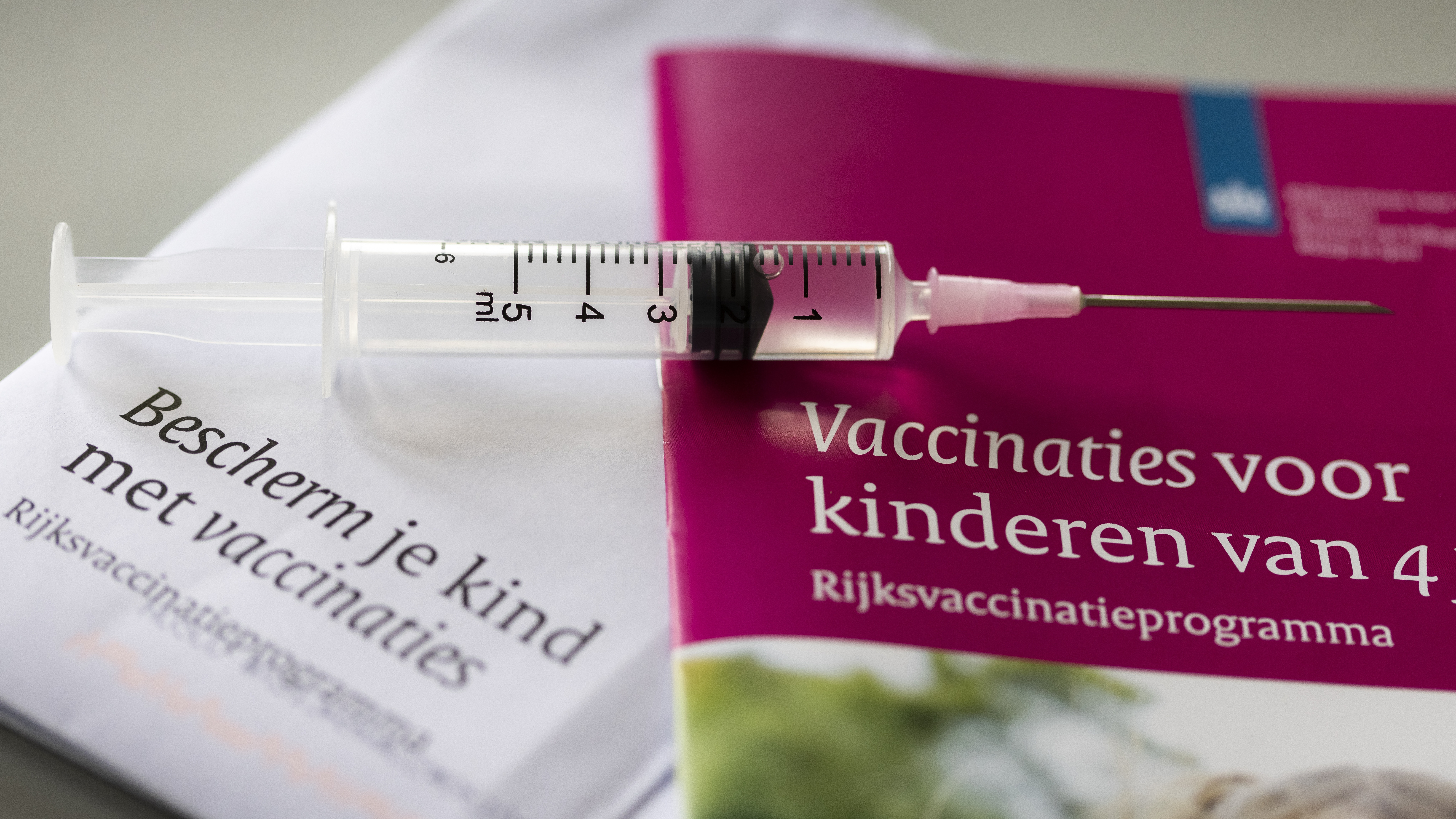 'Vaccinatiegraad Amsterdam Maakt Vrije Val, Wethouder Schrikt Zich ...