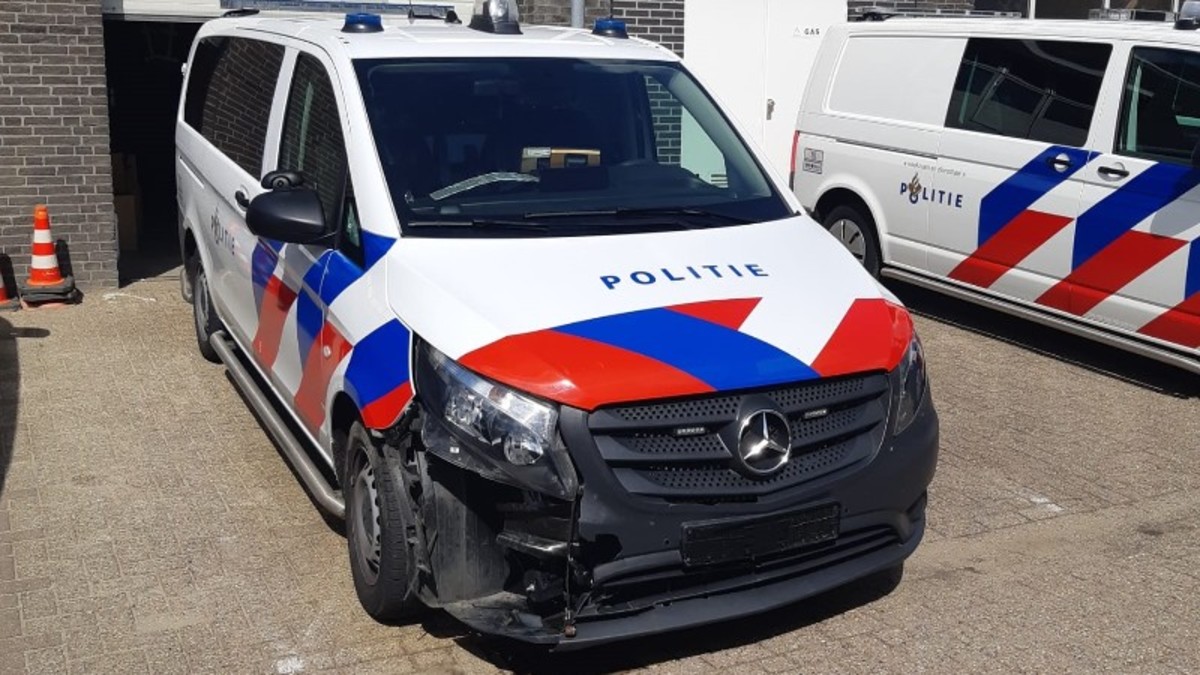 Politie.nl Politie rijdt overstekend moederhert en kroost dood