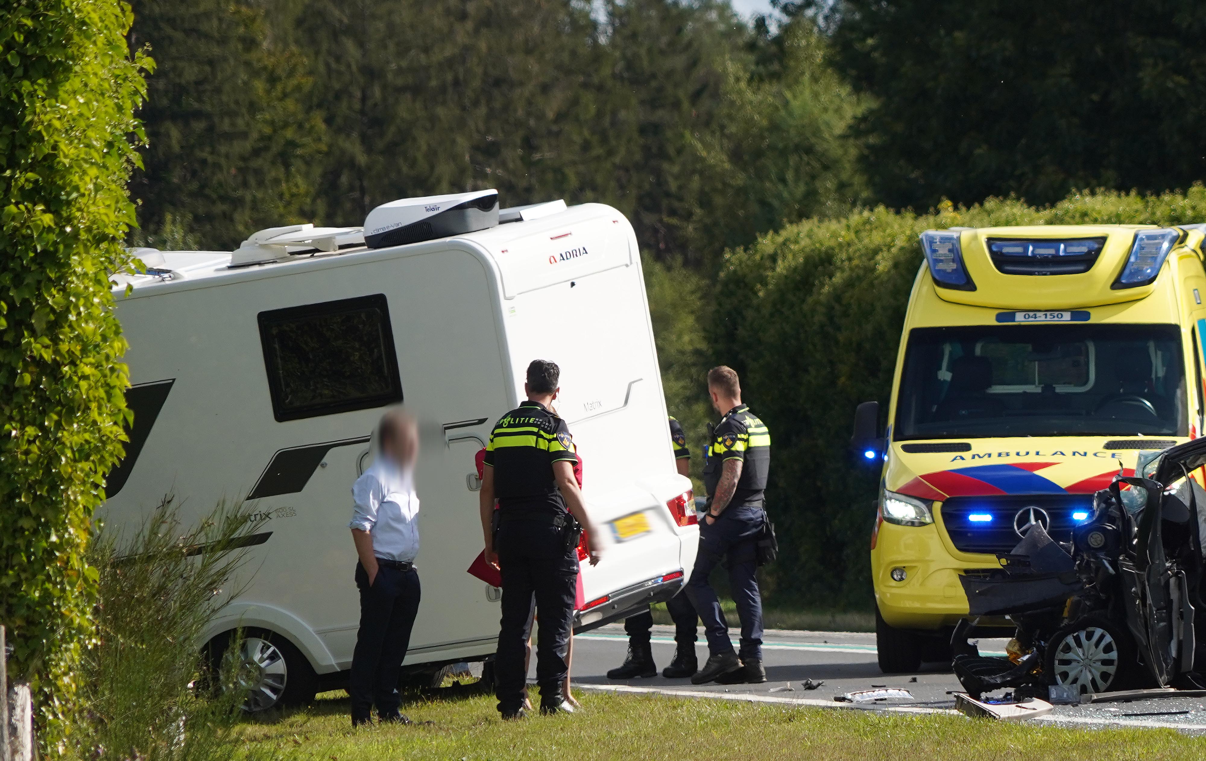 Dode En Twee Gewonden Bij Frontale Botsing Tussen Auto En Camper Op N36 ...