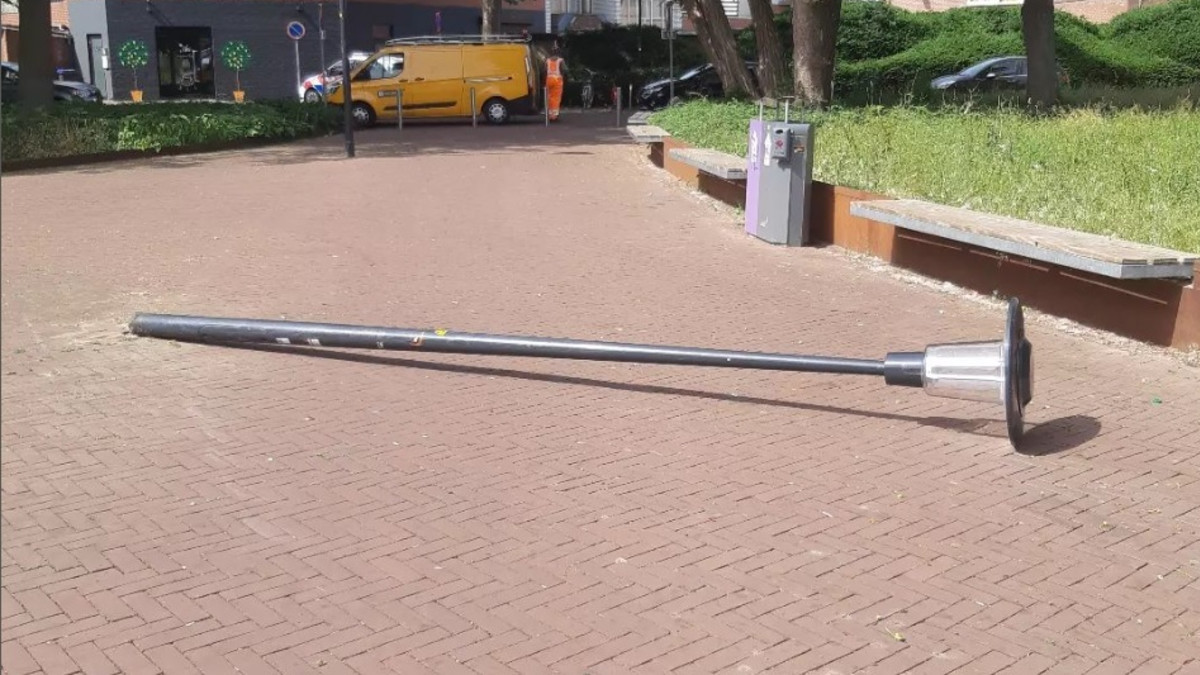 De omvergeduwde lantaarnpaal in Nijverdal BRON: Politie Hellendoorn