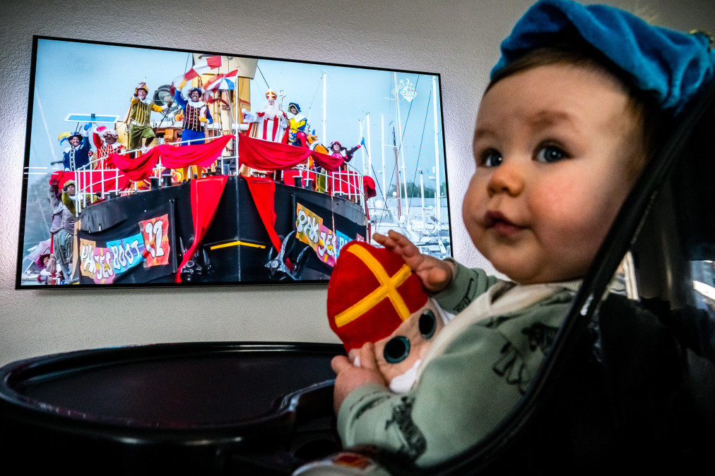 Stoomboot van Sinterklaas al gespot in haven Spakenburg, mét Pieten | Hart van Nederland