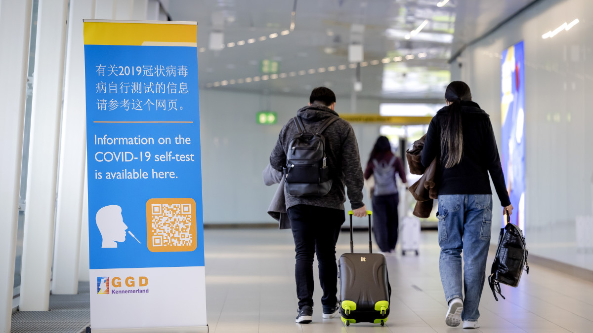 Reizigers uit China hebben toch negatief coronatestbewijs nodig