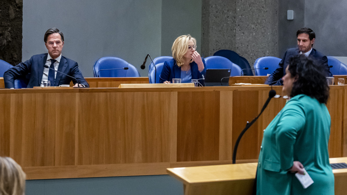 Rutte, Kaag en Hoekstra kijken naar interruptie van BBB-voorvrouw Caroline van der Plas tijdens het debat over de verkiezingsuitslagen